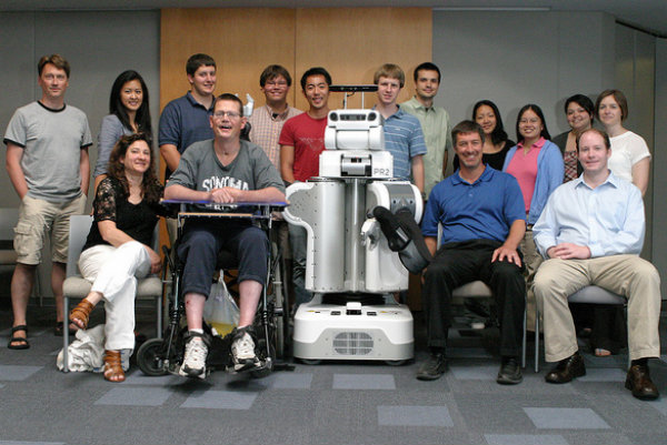 Robô ajuda paraplégico a realizar funções diárias