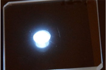 Lâmpada derivada de mineral natural brilha como o Sol