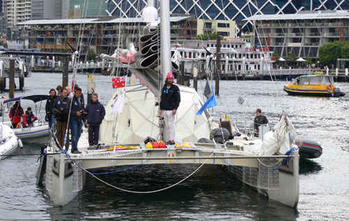 Embarcação feita de garrafas plásticas completa sua viagem de 13.000 quilômetros