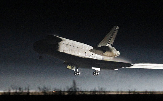 Atlantis faz pouso perfeito na Flórida e encerra era dos ônibus espaciais