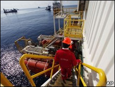 BP anuncia que tentativa de selar poço está funcionando