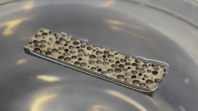 Esta espuma metálica que flutua na água permitirá a construção de barcos mais leves