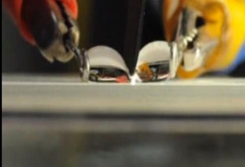 Esta faca consegue cortar uma gota de água no meio