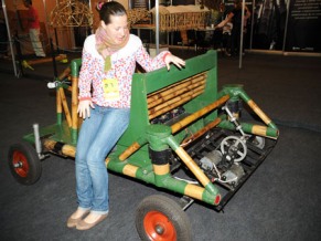 Estudantes cariocas criam veículo feito de bambu