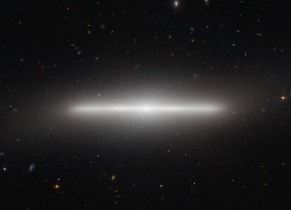FOTO LEGENDA: NGC 4452: uma galáxia extremamente fina