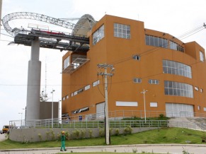 Teleférico que liga favelas do Alemão passa por testes finais no Rio