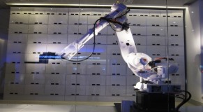 Hotel tem braço robótico gigante para guardar malas, e se compara ao… iPod?