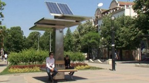 Sérvios criam carregador de celular público movido a energia solar