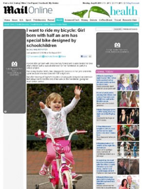 Alunos de engenharia constroem bicicleta adaptada para menina que nasceu sem parte do braço