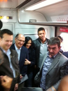 Trem com Ronaldo, Kassab e Alckmin leva 19min da Luz a Itaquera