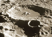 Hidroxila em rocha lunar desafia teoria da formação da Lua