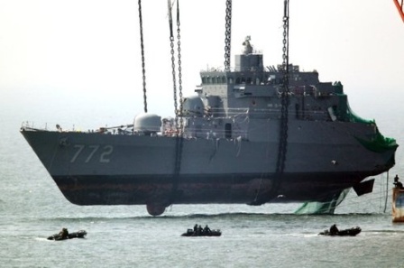 É assim que se tira um navio de guerra do fundo do mar