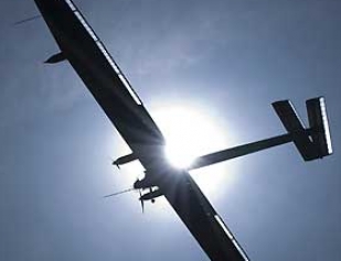 Avião movido a energia solar faz primeiro voo teste na Suíça