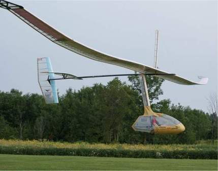 Avião movido a pedal voa batendo asas