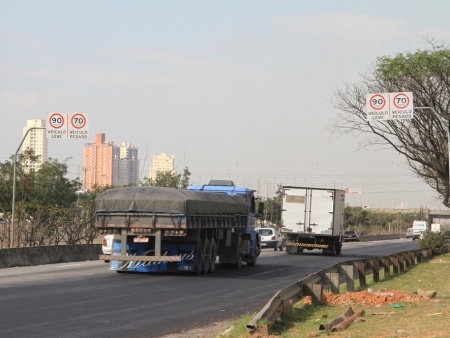 Redução de velocidade para veículos pesados na marginal Tietê começa a valer, mas sem fiscalização