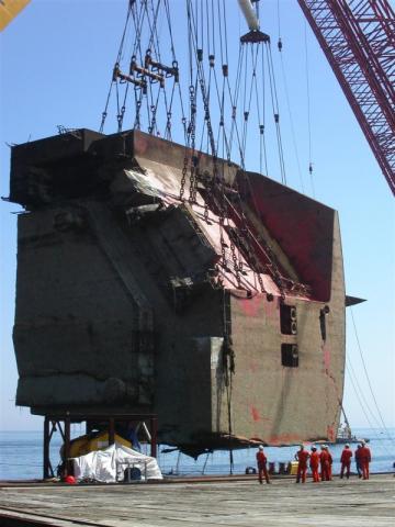 Como resgatar um cargueiro naufragado com milhões em BMWs, Saabs e Volvos