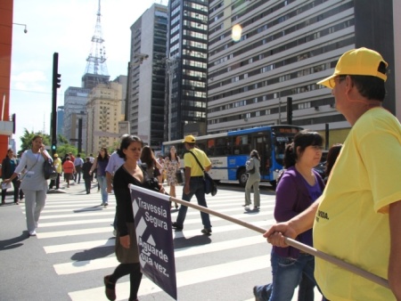 Desrespeito a pedestre gera três multas ao dia em SP