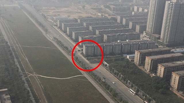 Um complexo residencial foi construído no meio de uma estrada na China