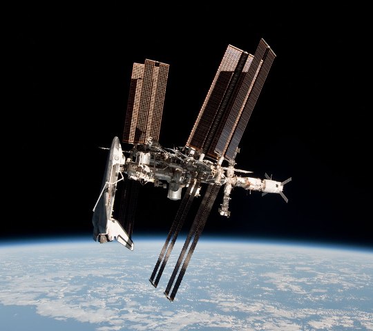 Nave russa registra imagens do encontro da Endeavour com a ISS