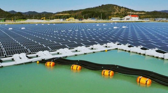 Usina solar flutuante gera energia e conserva água