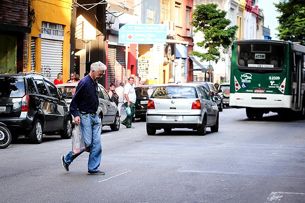 Multas a pedestres e ciclistas podem virar letra morta, dizem especialistas