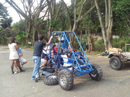 Equipe Baja testa carros na sede do Instituto