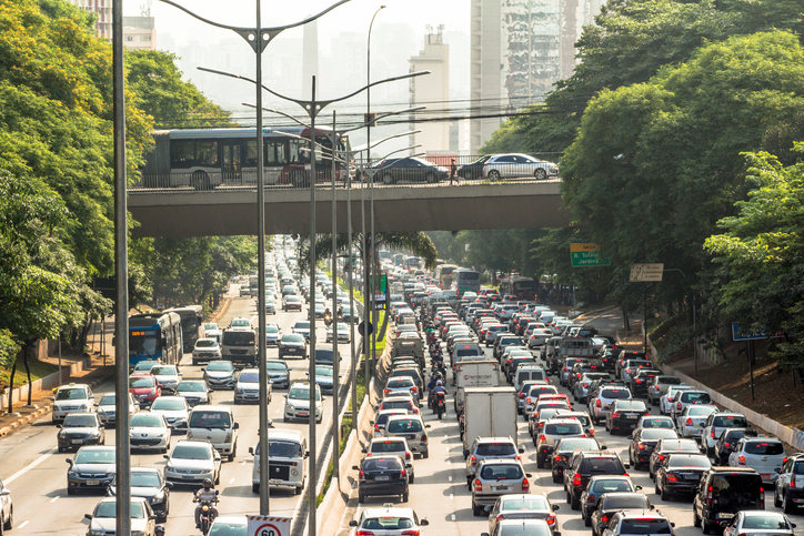 Brasil precisa reduzir dependência do transporte individual, diz economista