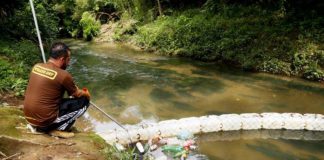 Brasileiro cria uma ecobarreira para despoluir rio no Paraná
