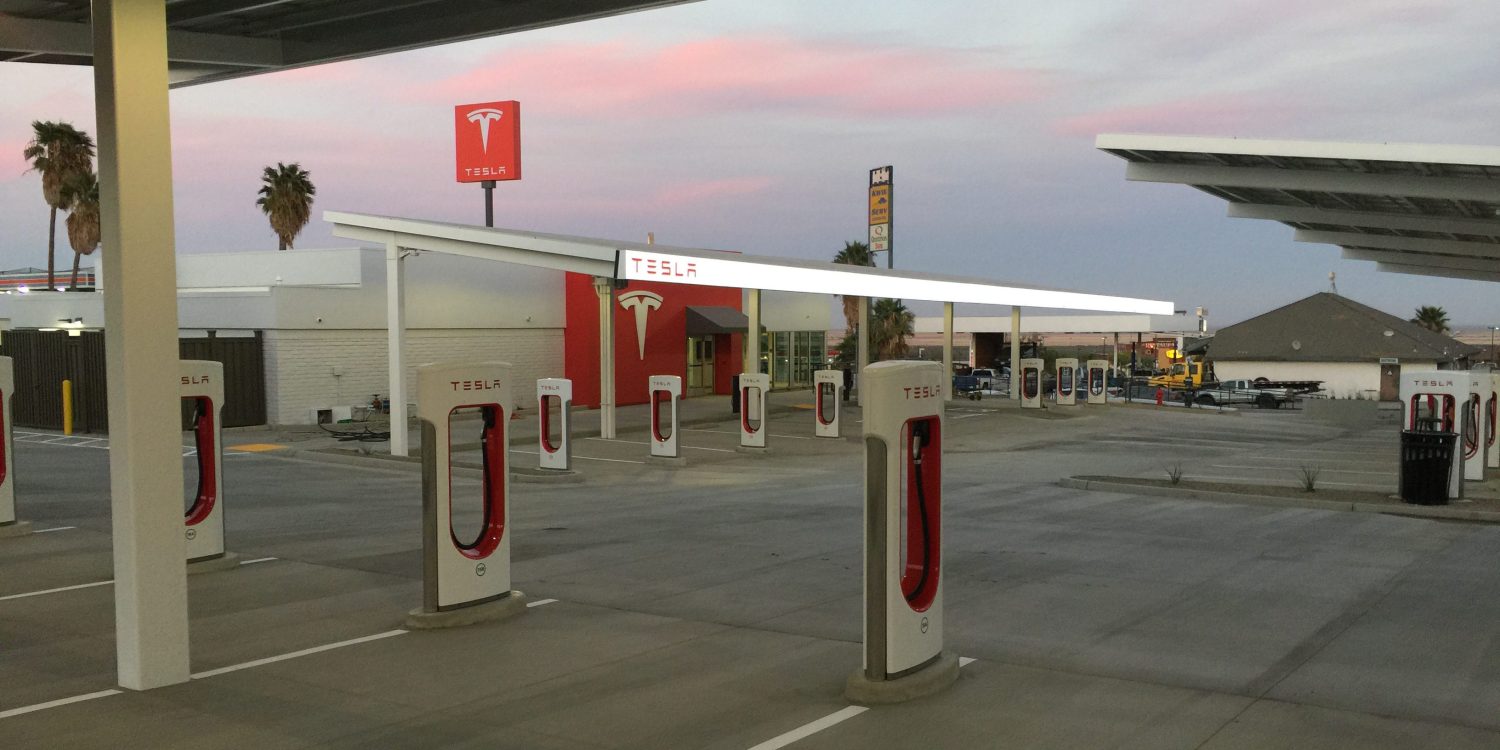 Com cobertura solar, mega posto de recarga elétrica da Tesla já está pronto para inauguração