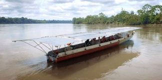 Essa canoa solar tem ajudado comunidades da Amazônia navegarem sem gasolina pela floresta