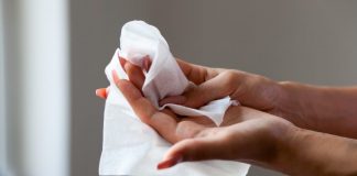 Reino Unido planeja banir lencinhos umedecidos feitos com plástico