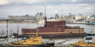 Primeira usina nuclear flutuante da Rússia inicia sua primeira viagem