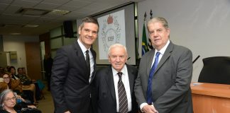 Presidente do IE entrega medalha Odil de Sá a Ozires Silva