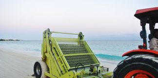 Máquina super rápida remove lixo de praia e devolve areia limpa