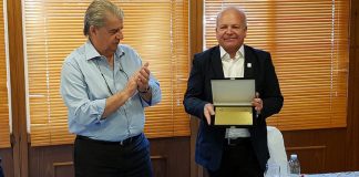 IE entrega placa em homenagem aos 50 anos do Metrô de São Paulo