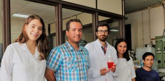 Estudantes criaram um produto que transforma óleo usado em detergente