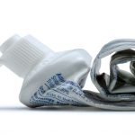 Tubos de creme dental reciclados são transformados em material para construção civil