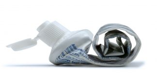 Tubos de creme dental reciclados são transformados em material para construção civil