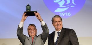 Roberto Rodrigues recebe o título de Eminente Engenheiro do Ano 2018