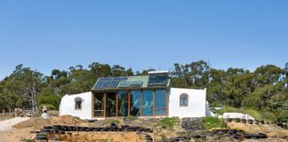 Casal constrói residência solar com pneus, garrafas e terra