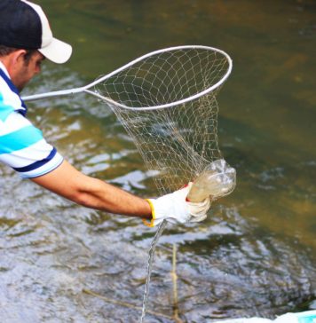 Ecobarreira para conter a poluição de rio já removeu 2 toneladas de lixo das águas em 2 anos