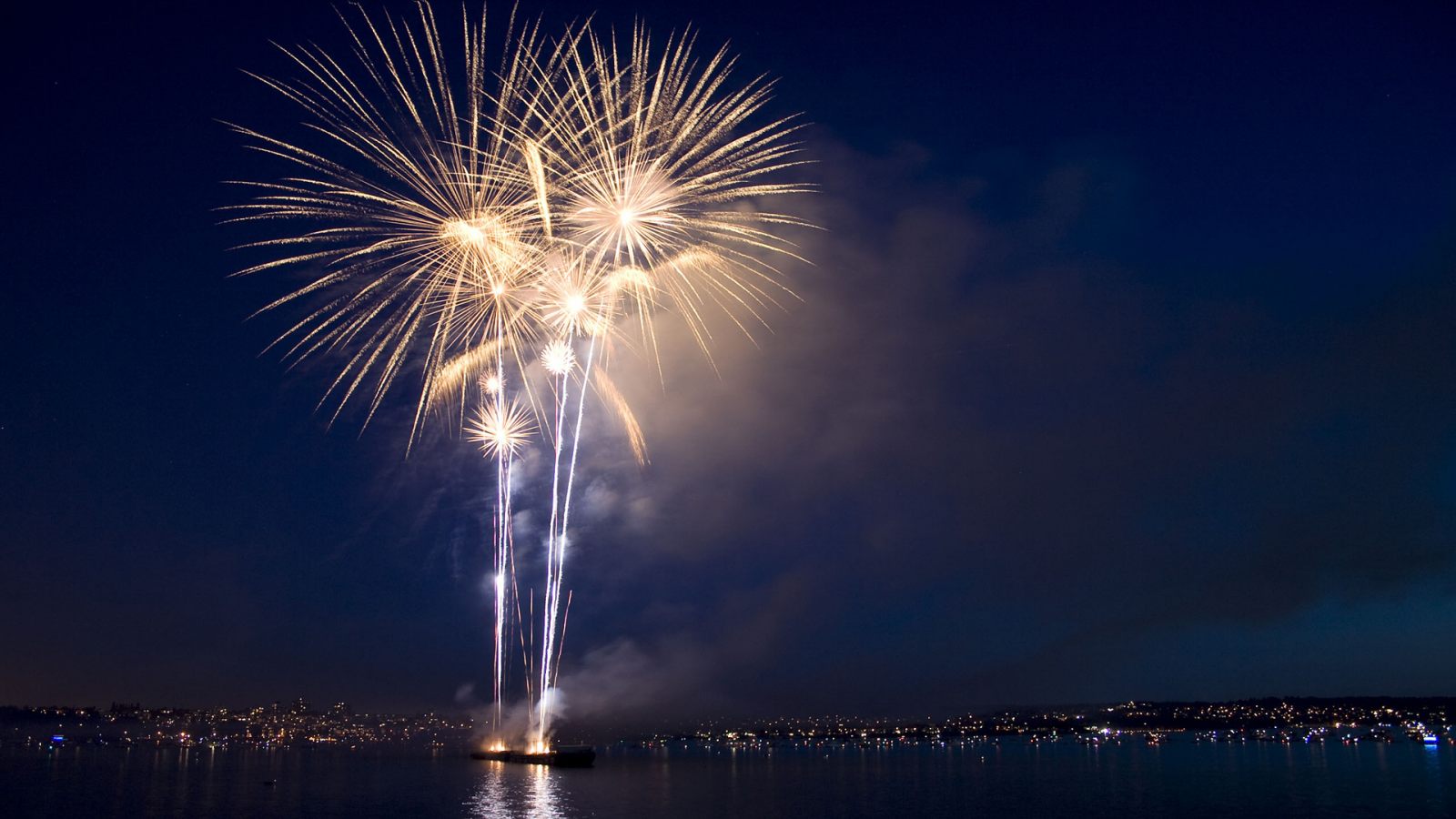 Fumo E Fogos-de-artifício Da Mostra Do Fogo Do Mundo Da água Dos Estúdios  Universais Imagem Editorial - Imagem de paisagem, extremo: 105020345