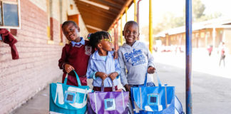 Mochila criada na África do Sul gera luz própria e ajuda crianças estudarem à noite