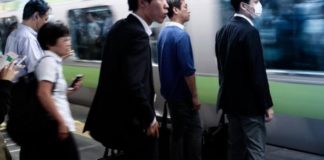 Por que as estações de trem do Japão são iluminadas de azul