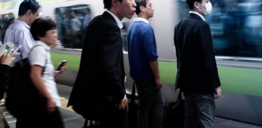 Por que as estações de trem do Japão são iluminadas de azul