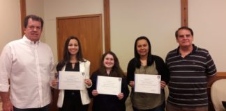 Conselheiros entregam diplomas de melhor aluno em almoço no IE