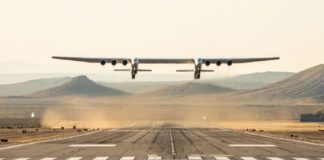 Maior avião do mundo decola na Califórnia; envergadura é maior que campo de futebol