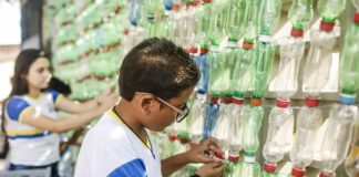 Alunos de escola do Recife criam ‘ecobarreira’ para filtrar lixo em canal