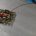 Pesquisadores do MIT constroem robôs impressionantemente pequenos que podem andar e construir outros robôs