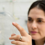 Engenheiros da USP criam plástico biodegradável feito de mandioca, transparente e resistente